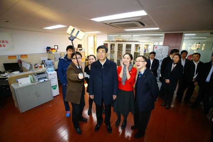 与团中央书记处第一书记秦宜智合影 与团中央书记处第一书记秦宜智合影