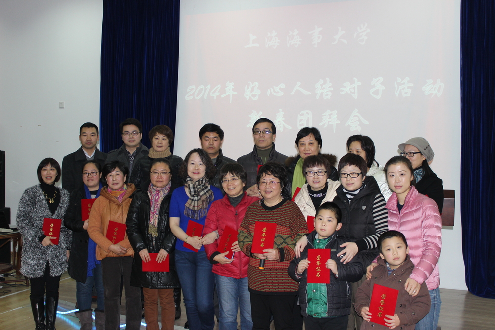 向社会好心人颁发证书