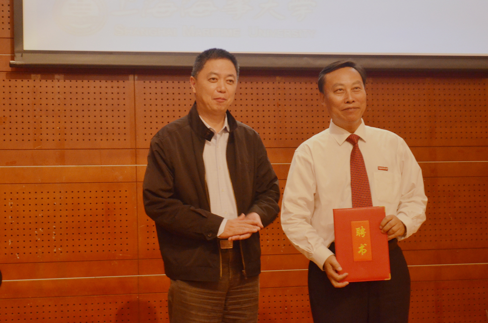 孔凡邨副校长为杨天平总经理颁发客座教授聘书