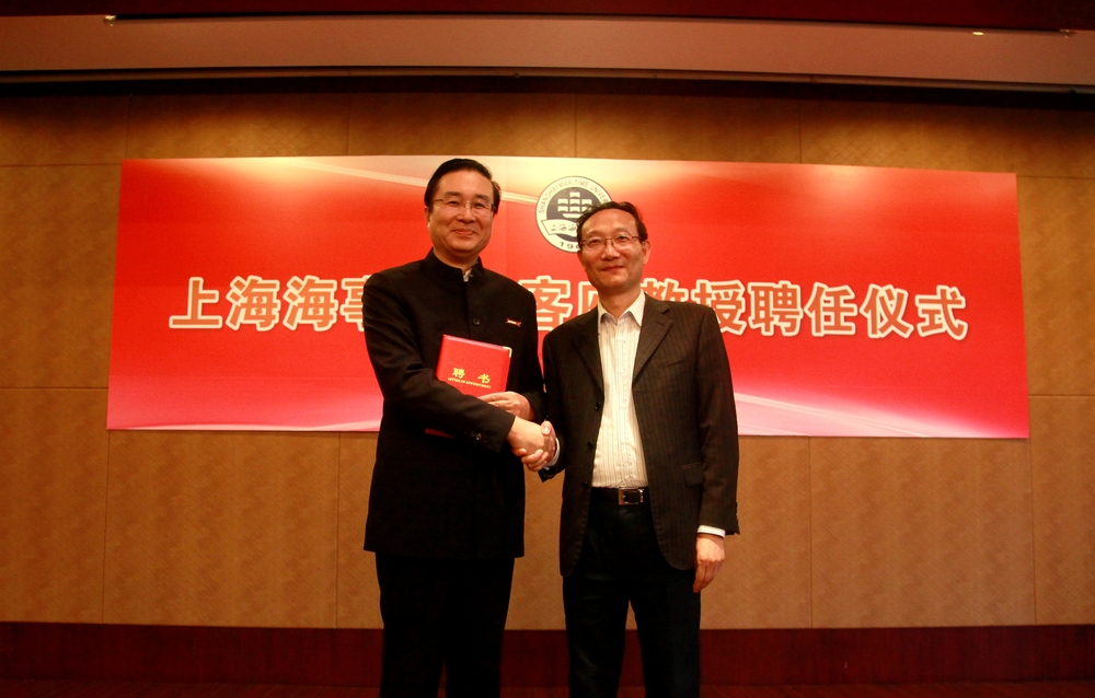 黄有方校长为倪玮颁发了《太阳城集团官方网站客座教授聘书》