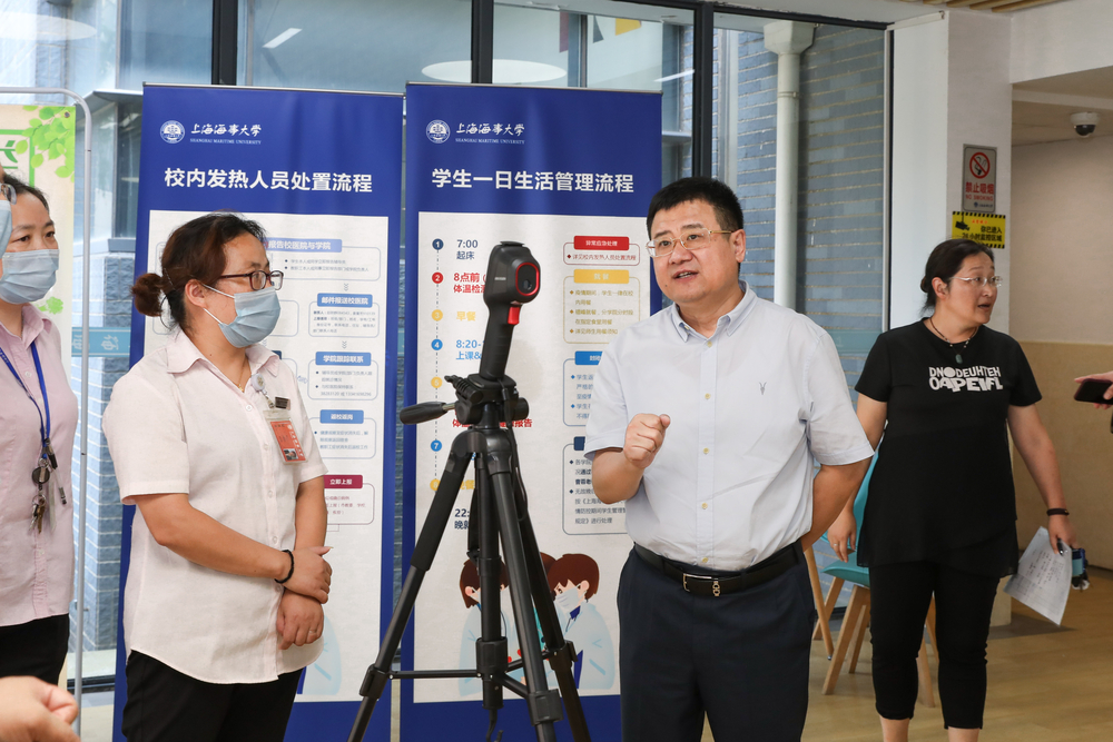 宋宝儒书记在学生宿舍了解疫情防控工作准备情况
