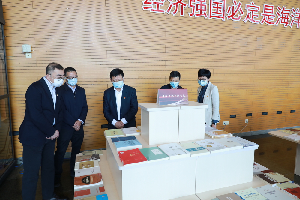 参观廉政文化图书展