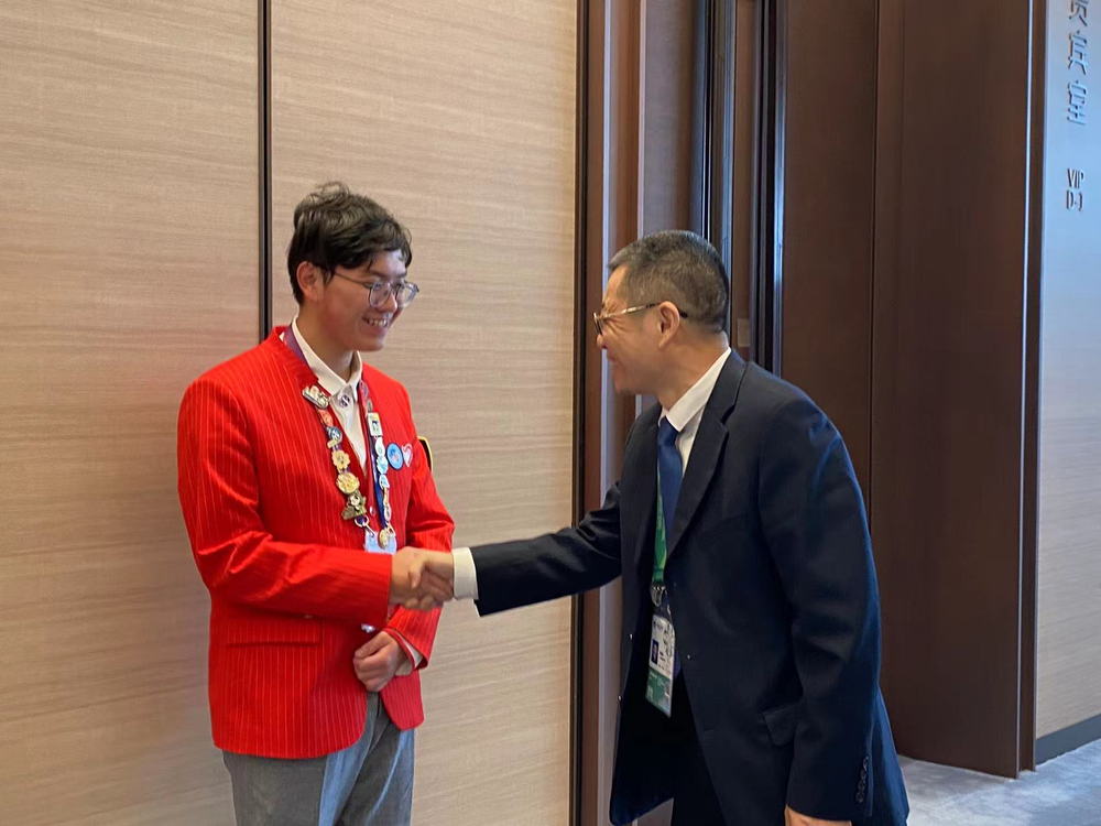 陆靖校长亲切问候志愿者们