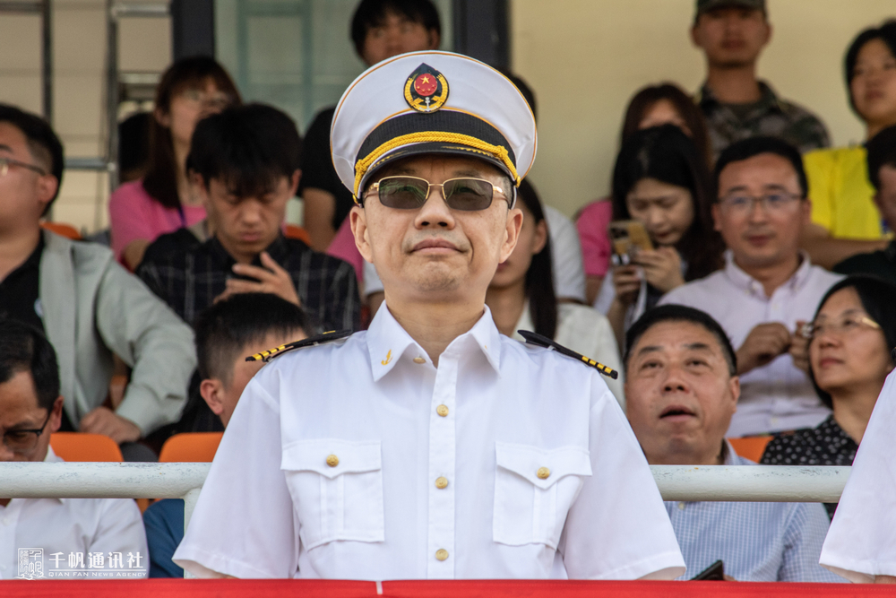 校长陆靖宣布分列式开始