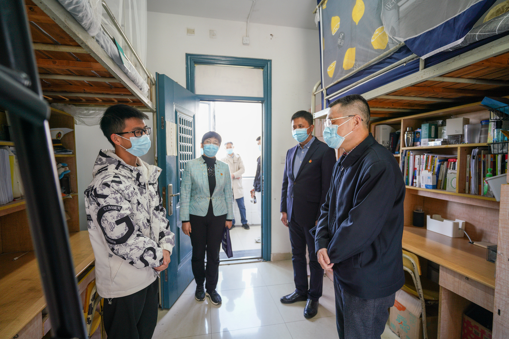 陆靖校长到宿舍看望毕业班学生