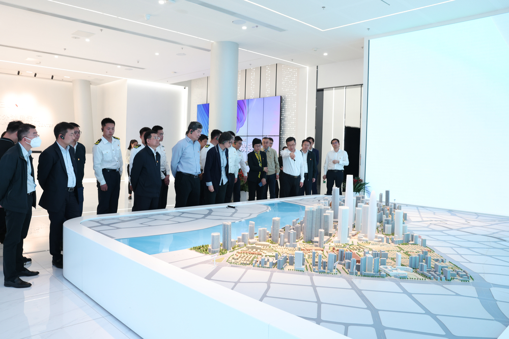 走访数字北外滩展示馆