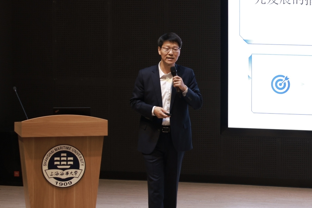 商船学院教授、研究生院副院长吴华锋发言