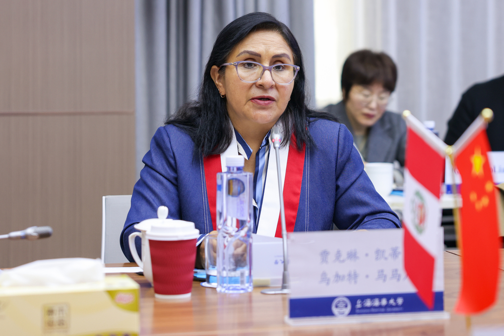 贾克琳·凯蒂·乌加特·马马尼讲话